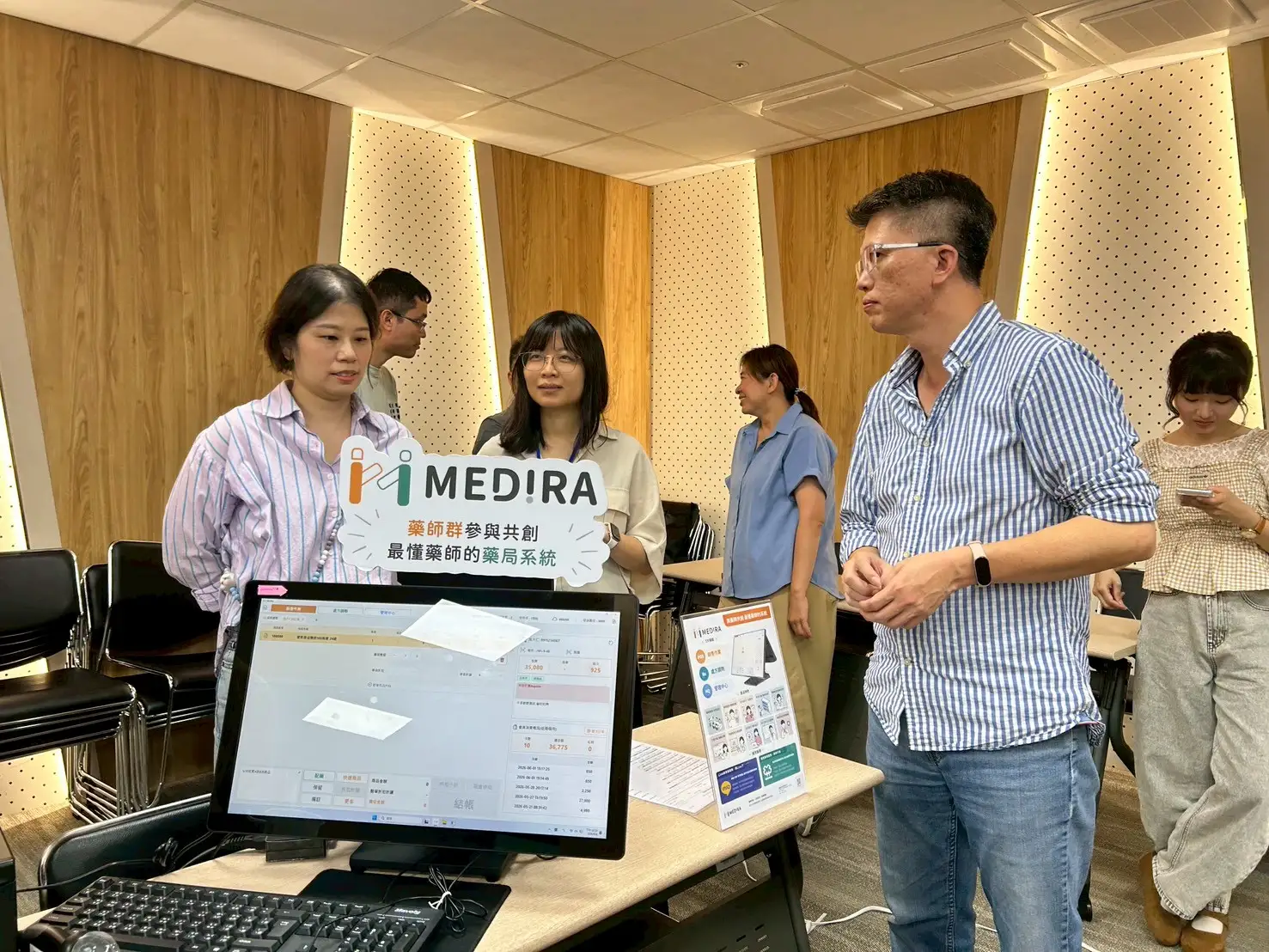 科技團隊於交流會現場展示藥局系統解決方案